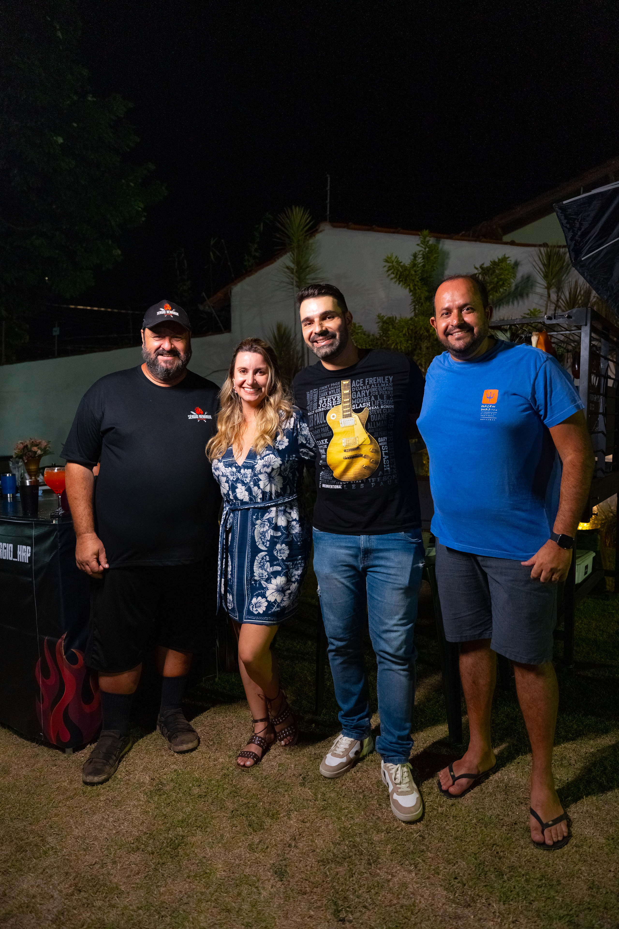 Mesa posta ao ar livre com fogo de chão ao fundo